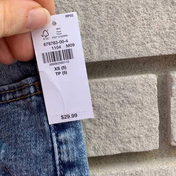 Old Navy Karate Slim Cutoff Distressed Denim Shorts Size 5 - Picture 6 of 10